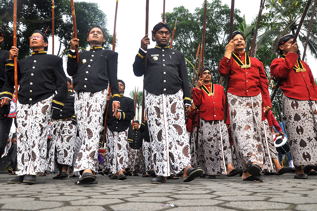 Sejumlah pegawai berpakaian tradisional kerajaan Mataram mengikuti upacara kolosal dalam rangka hari jadi ke-33 Kota Mungkid di Sawitan, Magelang, Jawa Tengah.