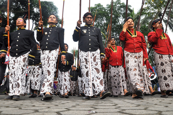 Sejumlah pegawai berpakaian tradisional kerajaan Mataram mengikuti upacara kolosal dalam rangka hari jadi ke-33 Kota Mungkid di Sawitan, Magelang, Jawa Tengah.