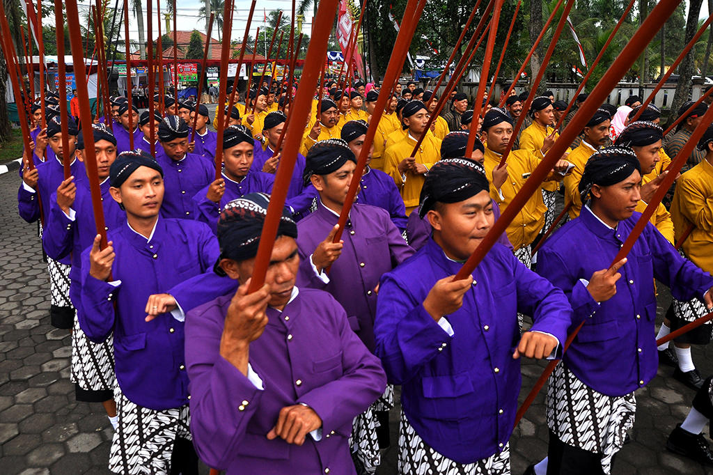 Sejumlah pegawai berpakaian tradisional kerajaan Mataram mengikuti upacara kolosal dalam rangka hari jadi ke-33 Kota Mungkid di Sawitan, Magelang, Jawa Tengah.