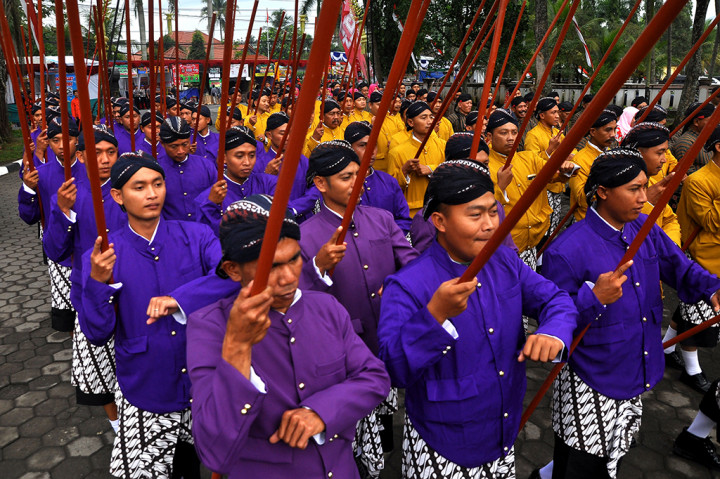 Sejumlah pegawai berpakaian tradisional kerajaan Mataram mengikuti upacara kolosal dalam rangka hari jadi ke-33 Kota Mungkid di Sawitan, Magelang, Jawa Tengah.