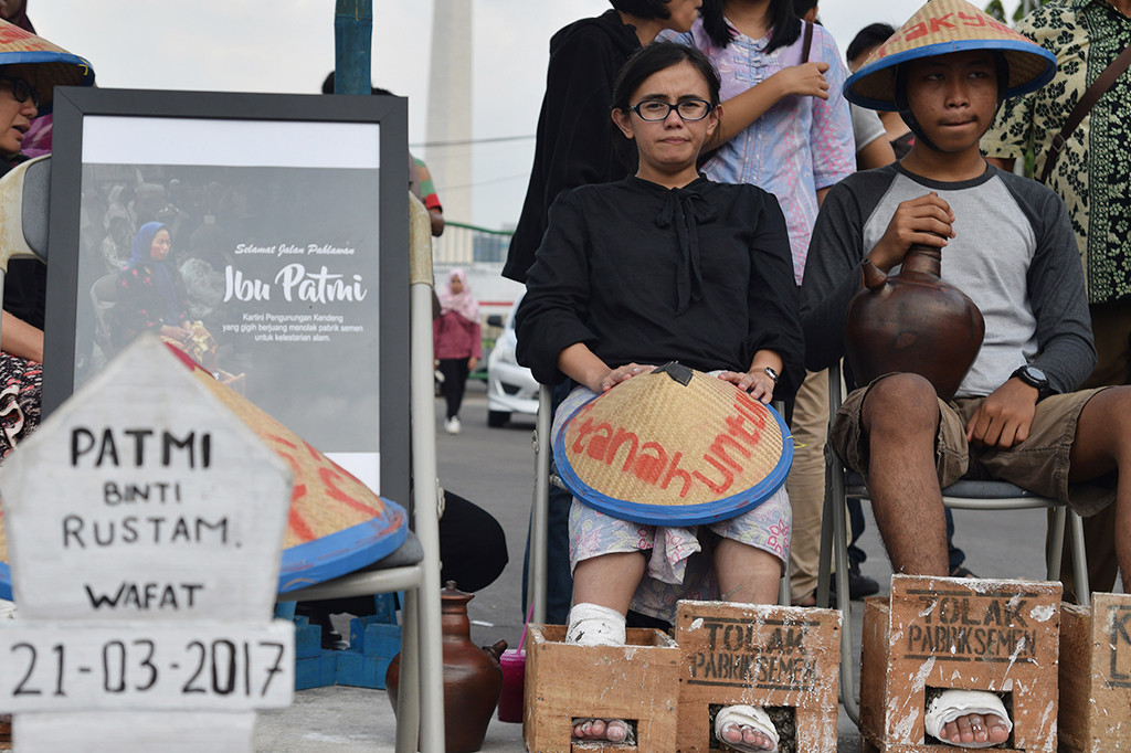 Aksi ini sebagai bentuk solidaritas terhadap Patmi, salah satu peserta yang meninggal dalam aksi penolakan pembangunan pabrik semen di Pegunungan Kendeng, Jawa Tengah.
