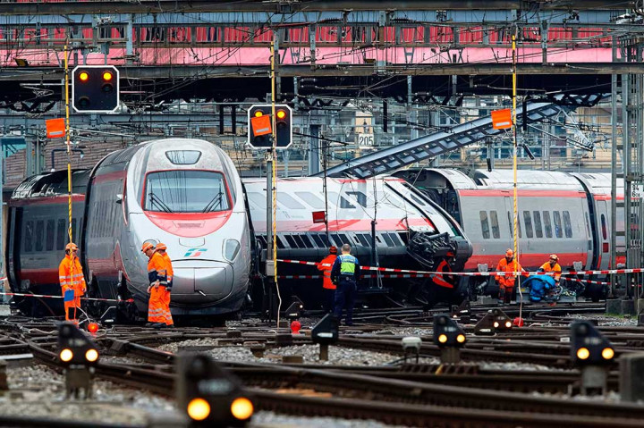 Tujuh orang cedera setelah satu kereta tergelincir dari rel tak lama setelah meninggalkan Stasiun Kereta Lucerne di Swiss Tengah, Rabu (22/3/2017) waktu setempat.