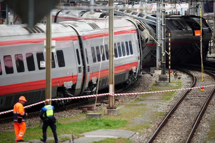 Kecelakaan itu terjadi sekitar pukul 14.00 waktu setempat dan melibatkan satu kereta yang sedang dalam perjalanan dari Kota Milan di Italia ke Basel, Swiss.
