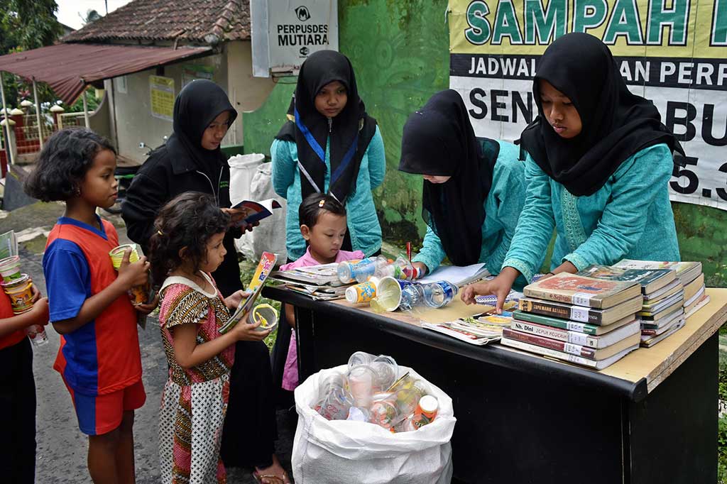 Bayar Sewa Buku di Perpustakaan Ini Cukup dengan Sampah