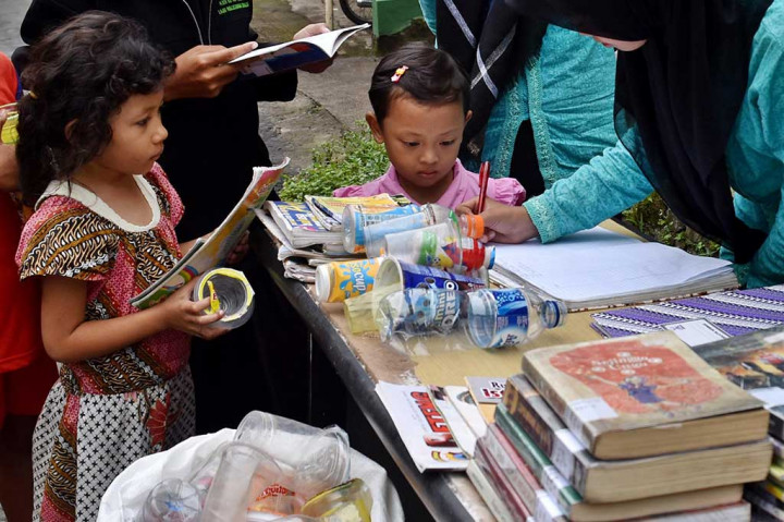Bayar Sewa Buku di Perpustakaan Ini Cukup dengan Sampah