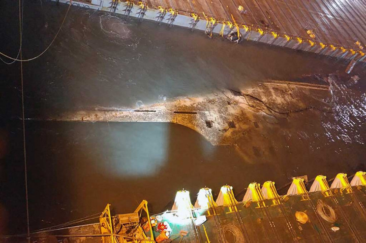 Pada Kamis (23/3/2017) pukul 03.45 waktu setempat, Feri Sewol muncul dari air. Sekitar sejam kemudian, bagian sisi kanan feri yang telah berkarat mulai terlihat di antara dua tongkang penyelamat raksasa, muncul untuk pertama kalinya setelah lebih dari 1.000 hari.