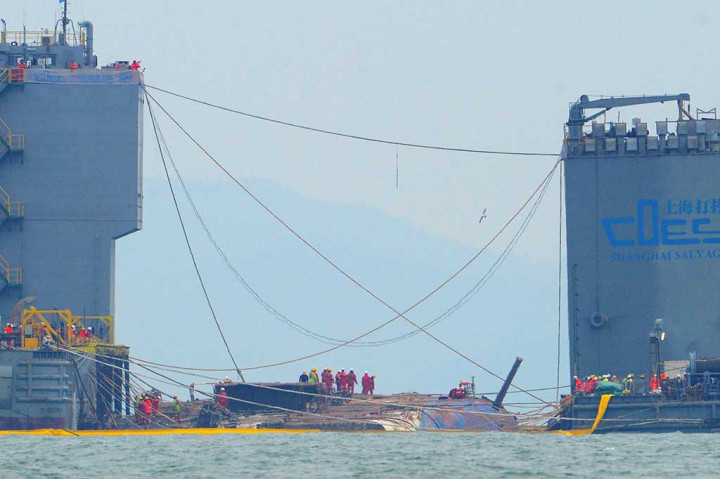 Pada pukul 07.00, kapal yang terikat pada 66 kawat yang terkait pada dongkrak hidrolik pada dua tongkang tersebut semakin terlihat, dan pekerja kemudian mengencangkan ikatan ke badan tongkang.