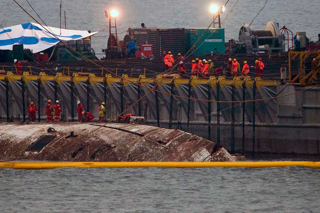 Kapal yang berada lebih dari 40 meter di bawah perairan barat daya Korsel tersebut awalnya dijadwalkan diangkat tahun lalu. Namun berulang kali gagal karena kondisi cuaca yang buruk.
