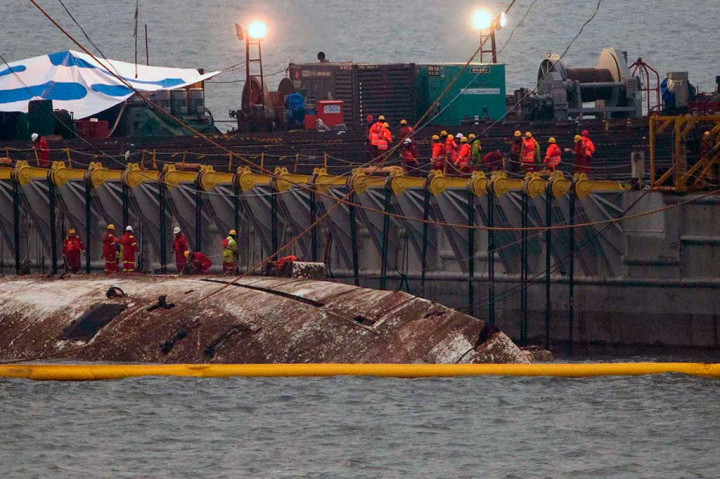Kapal yang berada lebih dari 40 meter di bawah perairan barat daya Korsel tersebut awalnya dijadwalkan diangkat tahun lalu. Namun berulang kali gagal karena kondisi cuaca yang buruk.