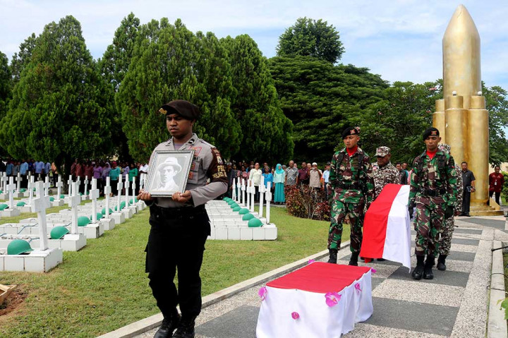 Prosesi pemakaman kembali kerangka jenazah perintis dan pejuang kemerdekaan asal Maluku, Alexander Jacob Patty di Taman Makam Pahlawan (TMP) Kapahaha, Tantui, Ambon, Maluku, Kamis (23/3/2017).