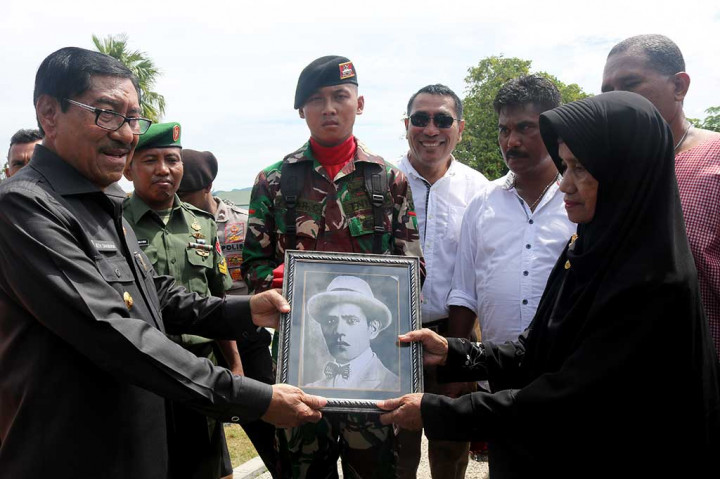Wakil Gubernur Maluku Zeth Sahuburua (kiri) menyerahkan foto  almarhum Alexander Jacob Patty kepada Krully Patty, anak perintis dan pejuang kemerdekaan asal Maluku tersebut.