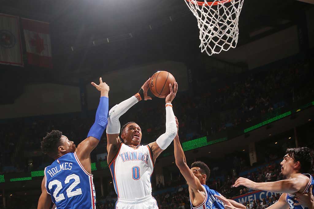 Guard Oklahoma City Thunder Russell Westbrook mencatat 'triple-double' ke-35nya musim ini dengan mencetak 18 angka hanya dalam waktu 27 menit. Dia juga mencatat 14 assist dan 11 rebound. 