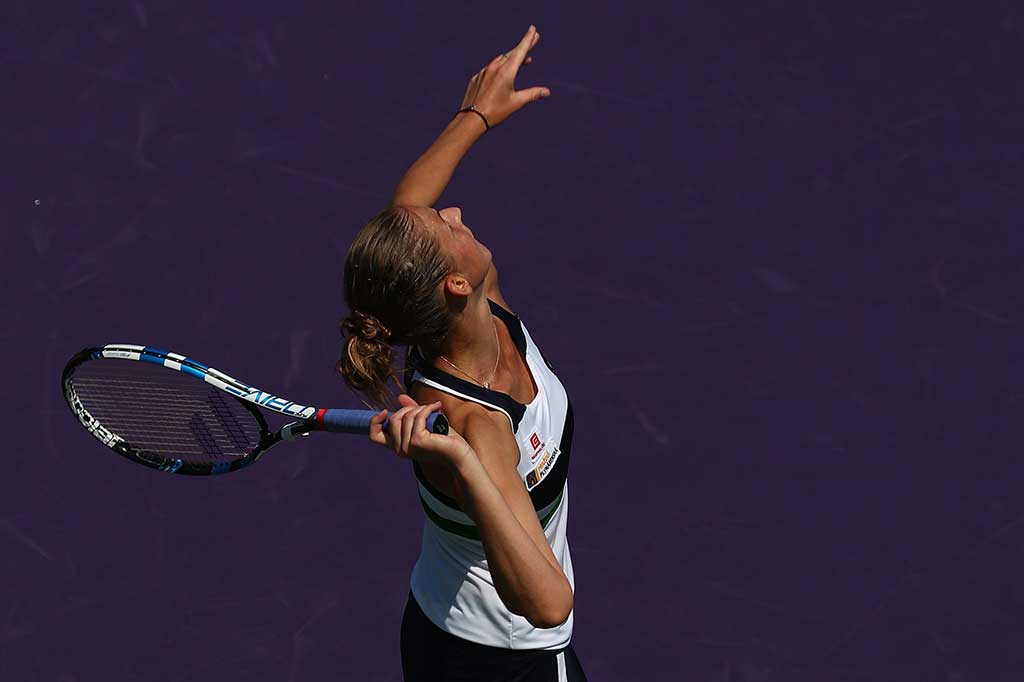 Petenis Republik Ceko Karolina Pliskova melancarkan servis ke arah Madison Brengle (AS) pada putaran kedua Miami Open, Kamis.