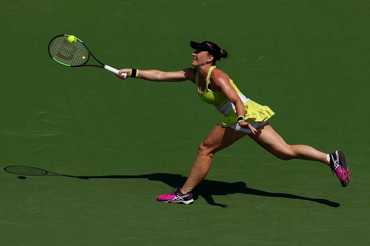 Brengle berusaha mengembalikan bola ke arah Pliskova.