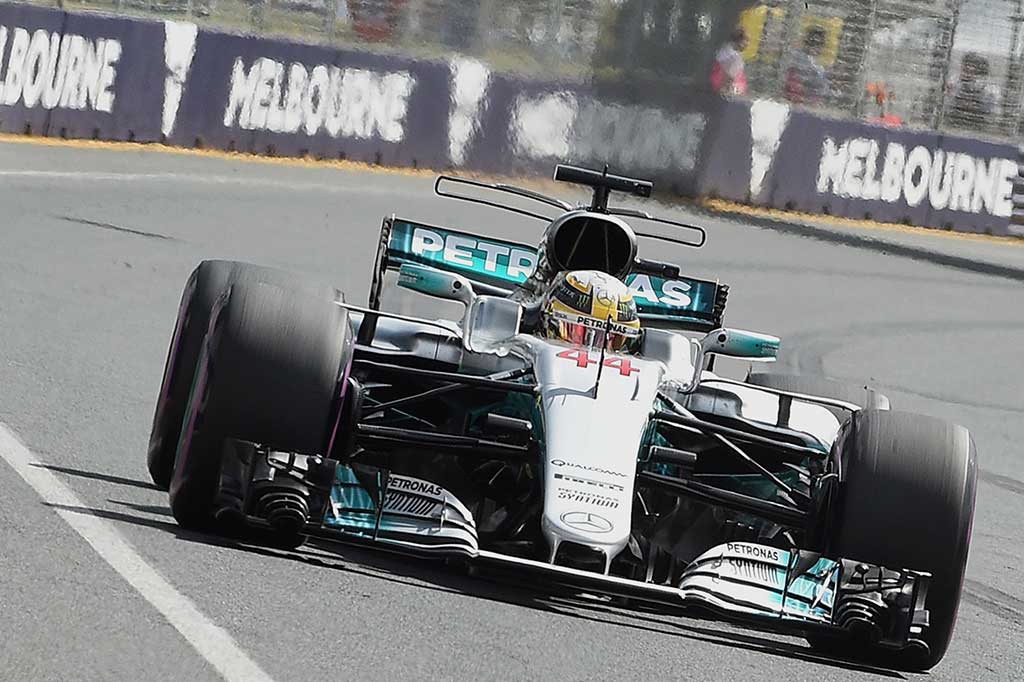 Pembalap Mercedes Lewis Hamilton memacu kendaraannya pada sesi latihan bebas pertama Grand Prix Australia, di Sirkuit Albert Park, Melbourne, Jumat (24/3/2017).