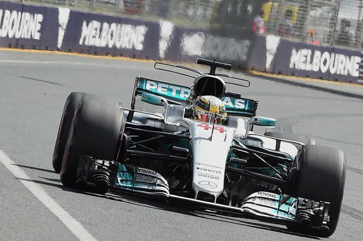 Pembalap Mercedes Lewis Hamilton memacu kendaraannya pada sesi latihan bebas pertama Grand Prix Australia, di Sirkuit Albert Park, Melbourne, Jumat (24/3/2017).