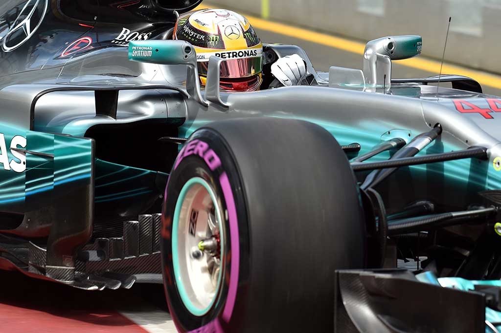 Hamilton menjadi yang tercepat dengan mencatatkan waktu satu menit 22,220 detik, setengah detik lebih cepat dari rekan setimnya asal Finlandia Valtteri Bottas.