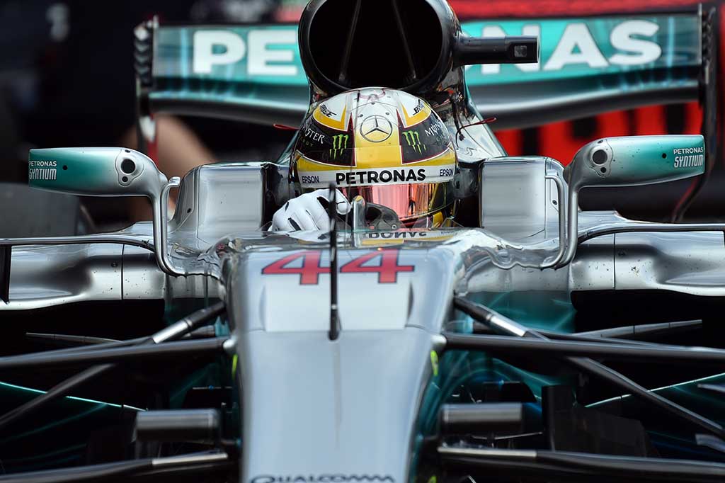 Catatan waktu Hamilton 4/10 detik lebih lambat dari putaran kualifikasi 1:23,837 yang membuat dirinya menduduki 'pole position' di Albert Park tahun lalu.