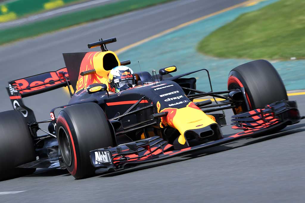 Dua pebalap Red Bull Daniel Ricciardo dan Max Verstappen menduduki urutan tercepat ketiga dan keempat, sedangkan dua pebalap Ferrari menggenapi enam besar.