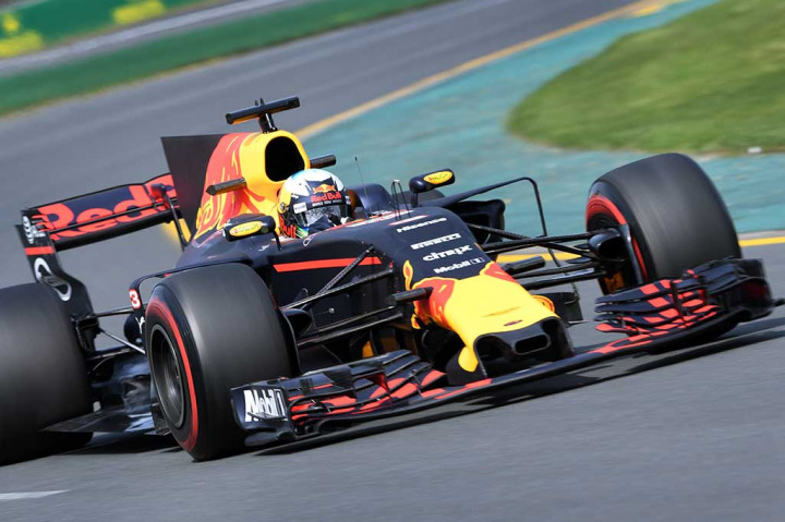 Dua pebalap Red Bull Daniel Ricciardo dan Max Verstappen menduduki urutan tercepat ketiga dan keempat, sedangkan dua pebalap Ferrari menggenapi enam besar.