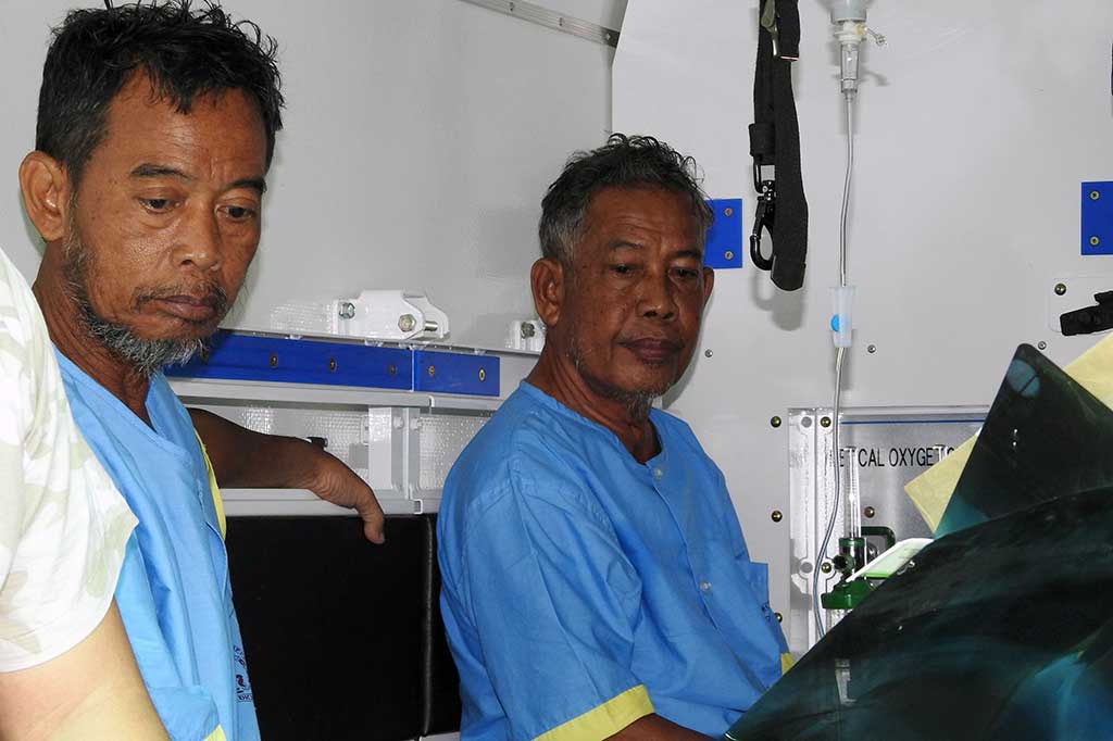 Dua WN Malaysia yang diidentifikasi sebagai Tayudin Anjut, 45 dan Abdurahim Bin Sumas, 62, diangkut dengan ambulans sebelum diterbangkan dengan helikopter untuk mendapat perawatan di rumah sakit.
