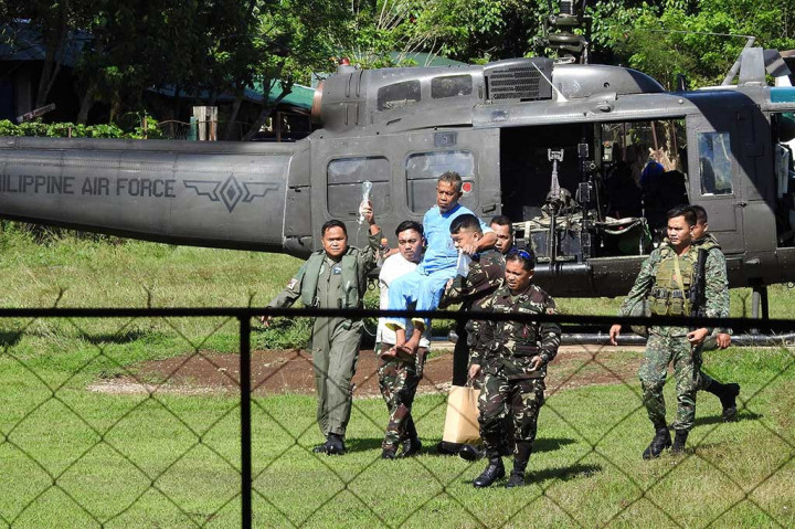 Abdurahim Bin Sumas harus dibopong oleh personel militer Filipina saat tiba di sebuah rumah sakit militer di Kota Jolo, Provinsi Sulu.