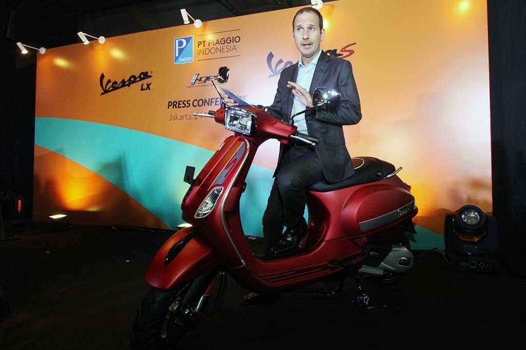 Presiden Direktur PT Piaggio Indonesia, Marco Noto La Diega berbicara pada peluncuran Vespa LX dan S i-get 125cc di Jakarta, Jumat (24/3/2017). 