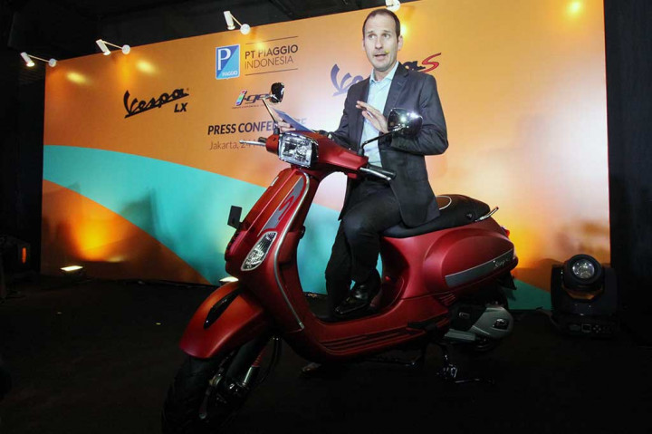 Presiden Direktur PT Piaggio Indonesia, Marco Noto La Diega berbicara pada peluncuran Vespa LX dan S i-get 125cc di Jakarta, Jumat (24/3/2017). 
