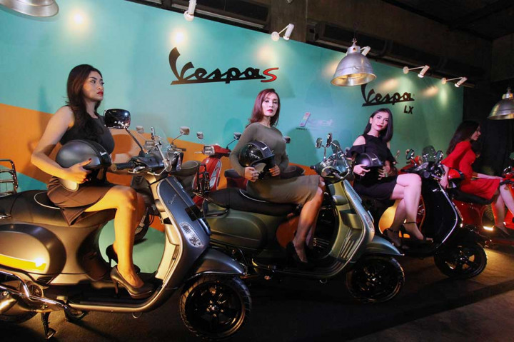Model berpose pada peluncuran Vespa LX dan S i-get 125cc. 