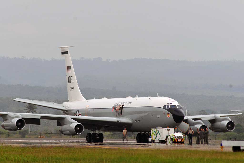 Pesawat Militer Amerika Serikat, United States Air Force berada di area parkir bandara setelah mendarat darurat di Bandara Internasional Sultan Iskandar Muda, Blang Bintang, Kabupaten Aceh Besar, Aceh, Jumat (24/3/2017).