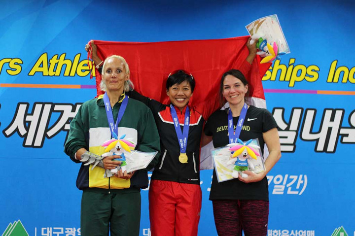 Dedeh Erawati (tengah) meraih emas usai finis pertama dengan catatan waktu 8,96 detik, disusul atlet Australia Melissa Foster (kiri) dengan waktu 9,79 detik dan medali perunggu oleh pelari Jerman Anne Reuschenbach dengan waktu 10,51 detik. 