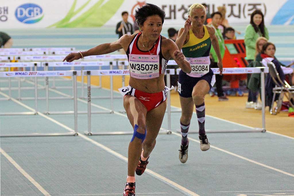 Dedeh Erawati (kiri) melewati garis finis pertama pada perlombaan nomor lari 60 meter gawang putri kategori usia 35-39 tahun dalam kejuaraan World Masters Athletics Championships Indoor (WMACI) di Daegu, Korea Selatan, Jumat (24/3/2017).