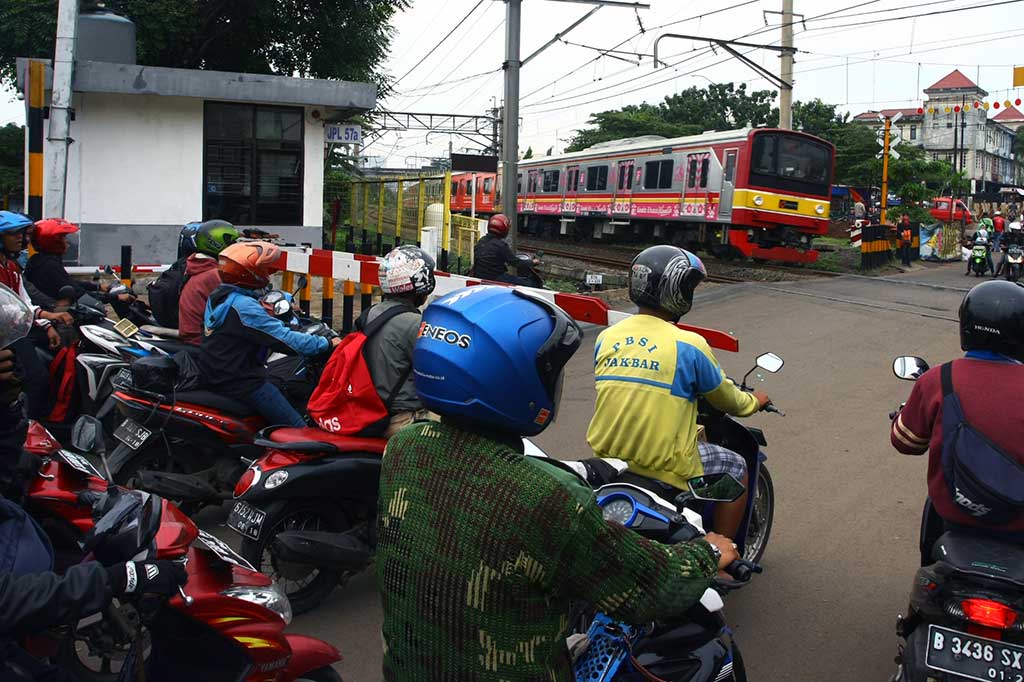 Mulai 1 April 2017, Dinas Perhubungan DKI Jakarta akan melakukan penutupan perlintasan kereta api Bintaro Pesanggarahan, terkait pembangunan simpang tak sebidang/jembatan layang (flyover) Bintaro di Jalan Bintaro Permai, Jakarta Selatan.