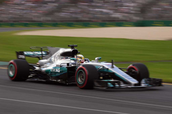 Pembalap Mercedes Lewis Hamilton memacu kendaraannya pada sesi kualifikasi GP Formula 1 Australia, di Albert Park, Melbourne, Sabtu (25/3/2017).