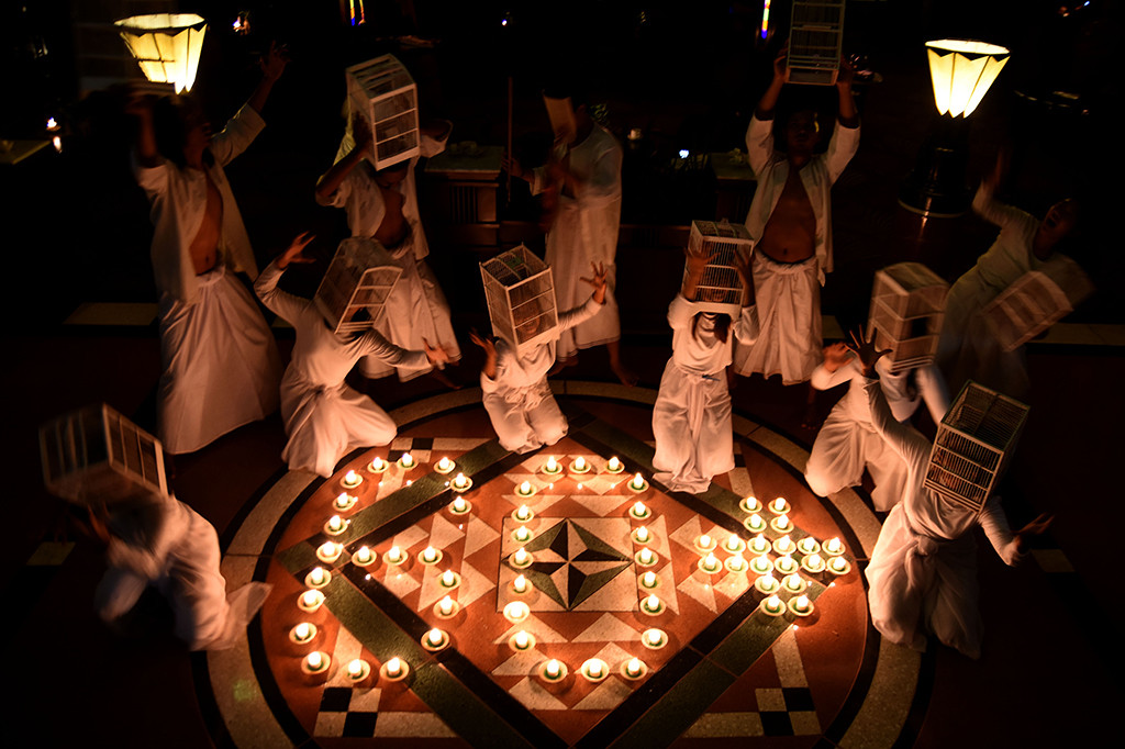 Aksi Teatrikal Peringatan Earth Hour di Surabaya