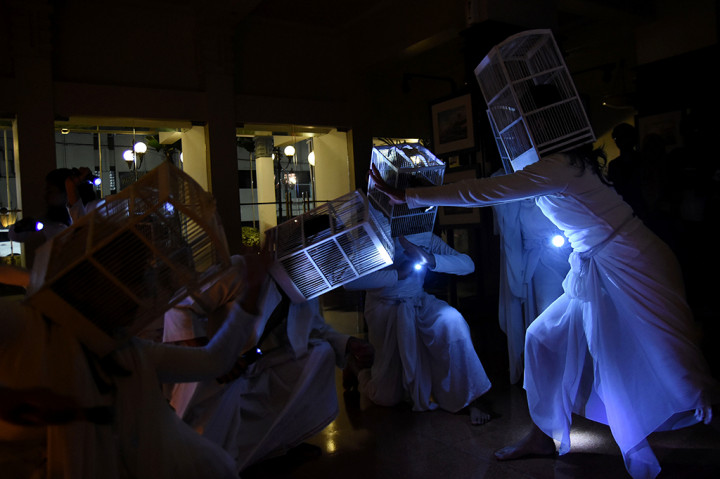 Aksi Teatrikal Peringatan Earth Hour di Surabaya