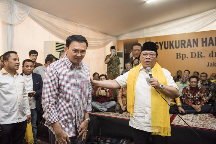 Ketua Dewan Pakar Partai Golkar Agung Laksono (kanan) memperkenalkan kepada warga dan anggota Majelis Taklim Calon Gubernur DKI Jakarta Basuki Tjahaja Purnama (kedua kiri) saat syukuran ulang tahunnya ke 68 di Cipinang, Jakarta.