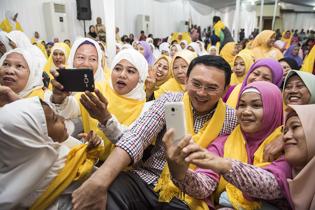 Calon Gubernur DKI Jakarta Basuki Tjahaja Purnama (tengah) berfoto bersama anggota Majelis Taklim saat syukuran hari ulang tahun ke-68 Ketua Dewan Pakar Golkar, Agung Laksono.