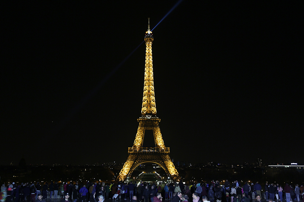 Penampakan menara Eiffel, Paris, sebelum pemadaman listrik.