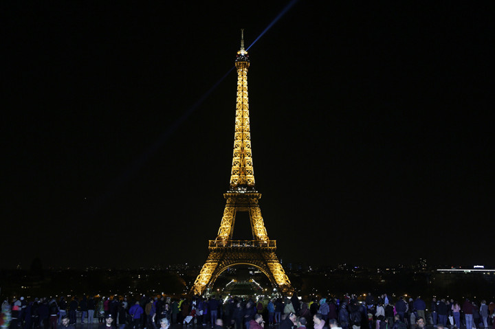 Penampakan menara Eiffel, Paris, sebelum pemadaman listrik.