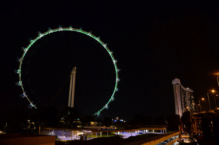 Singapore Flyer terlihat menyala sebelum pemadaman listrik.