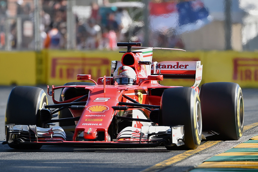 Pebalap asal Jerman, Sebastian Vettel finis dengan catatan waktu tercepat 1 jam 24 menit dan 11,672 detik. 