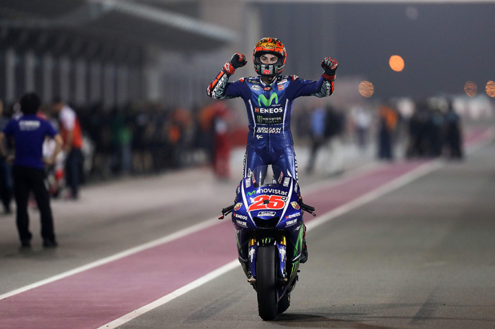 Vinales berhasil menyentuh garis finish lebih dahulu di depan Dovi dan rekan setimnya, Rossi.