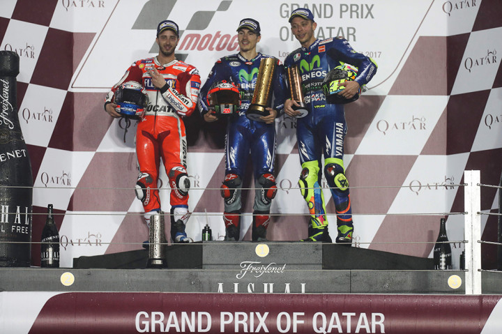 Maverick Vinales naik podium bersama Andrea Dovizioso dan Valentino Rossi.
