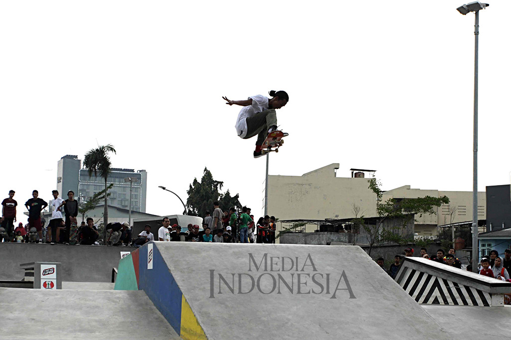 Peserta kompetisi Kalijodo Clash kompetisi memperagakan aksinya di Skate Park Kalijodo, Jakarta. Ahok berharap bisa tumbuh juara dunia skateboard dari RPTRA Kalijodo. Karena itu, dia ingin RPTRA Kalijodo bisa digunakan semaksimal mungkin.