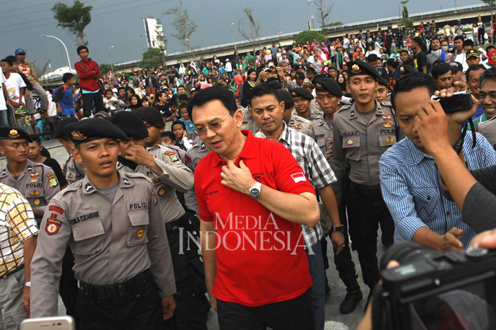 Calon Gubernur DKI Jakarta Basuki Tjahaja Purnama menghadiri kompetisi Kalijodo Clash di Skate Park Kalijodo, Jakarta, Minggu (26/3/2017). Ahok hadir sebagai anggota Dewan Kehormatan Indonesia Muda.