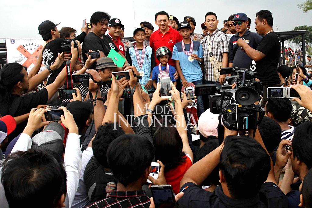 Ahok berfoto bersama pemenang juara kompetisi Kalijodo Clash.
