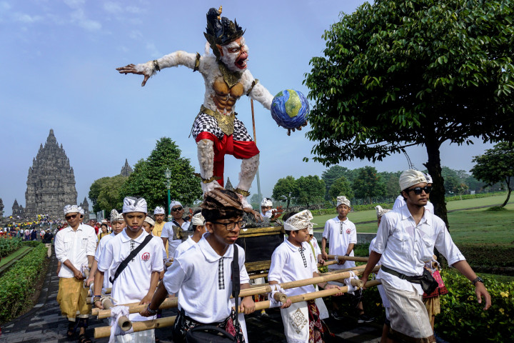 Sebuah ogoh-ogoh usai mengitari candi Prambanan di Sleman, DI Yogyakarta, Senin (27/3/2017). Prosesi ini bagaian ritual Tawur Agung yang diikuti ribuan umat Hindu dari DI Yogyakarta dan Jawa Tengah menyambut Hari Raya Nyepi tahun baru saka 1939. ANTARA FOTO/Hendra Nurdiyansyah