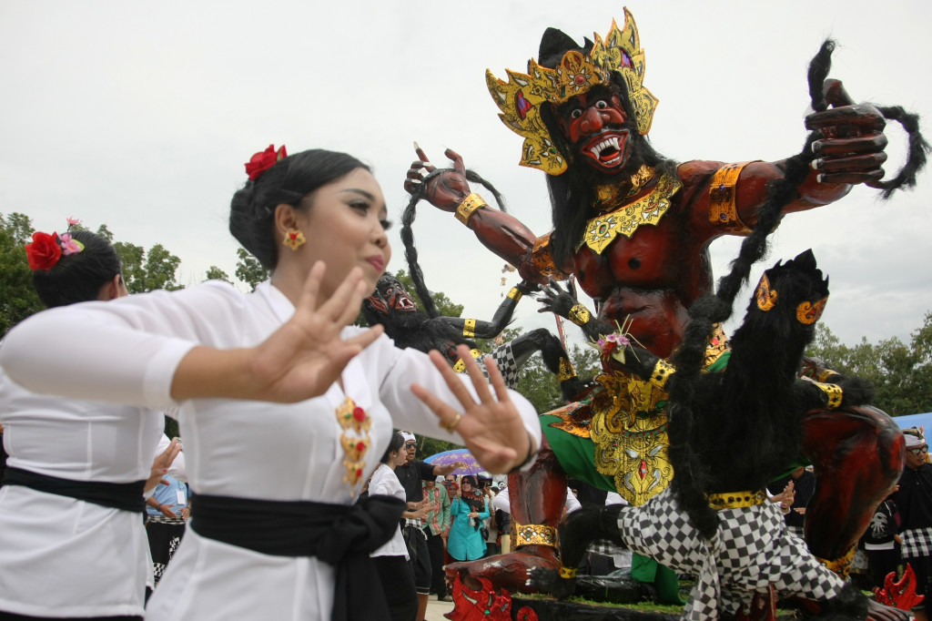 Seorang wanita Umat Hindu menari dalam pawai ogoh-ogoh menyambut Hari Raya Nyepi di Kabupaten Konawe, Sulawesi Tenggara, Minggu (19/3/2017). ANTARA FOTO/Jojon