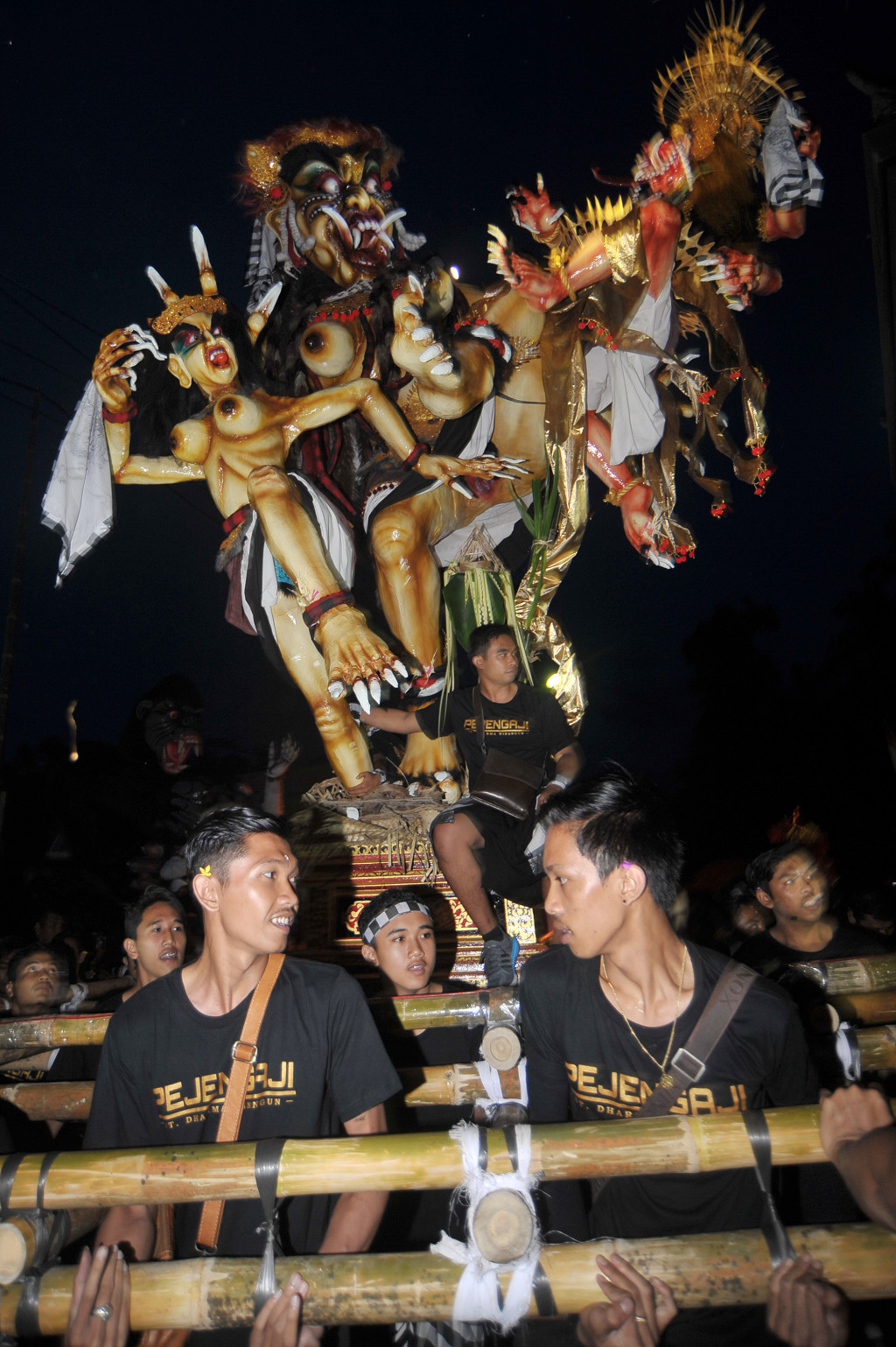 Ogoh-ogoh dibuat di semua pura. Puncaknya ogoh-ogoh dibawa berkeliling desa atau kota kemudian dibuang ke lautan. Prosesi ini adalah khas Hindu Bali. ANTARA FOTO/Nyoman Budhiana